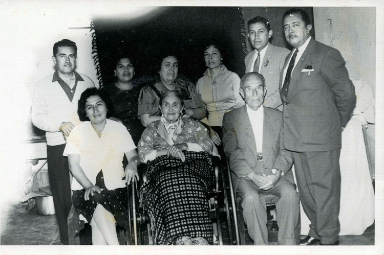 Lorenzo y Rosa con sus hijos: Fortunata, Hernán, Esther, Carmen, Víctor, Juana y Lorenzo