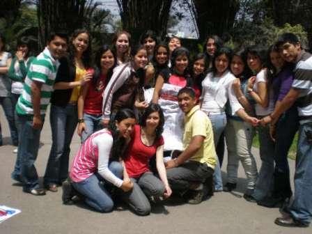 Micaela con amigos de la Universidad 2008