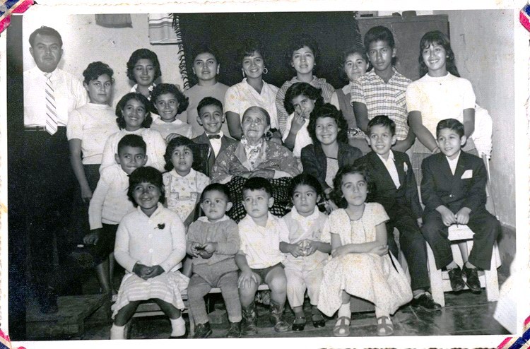 Mamá Rosa y sus nietos en 1961