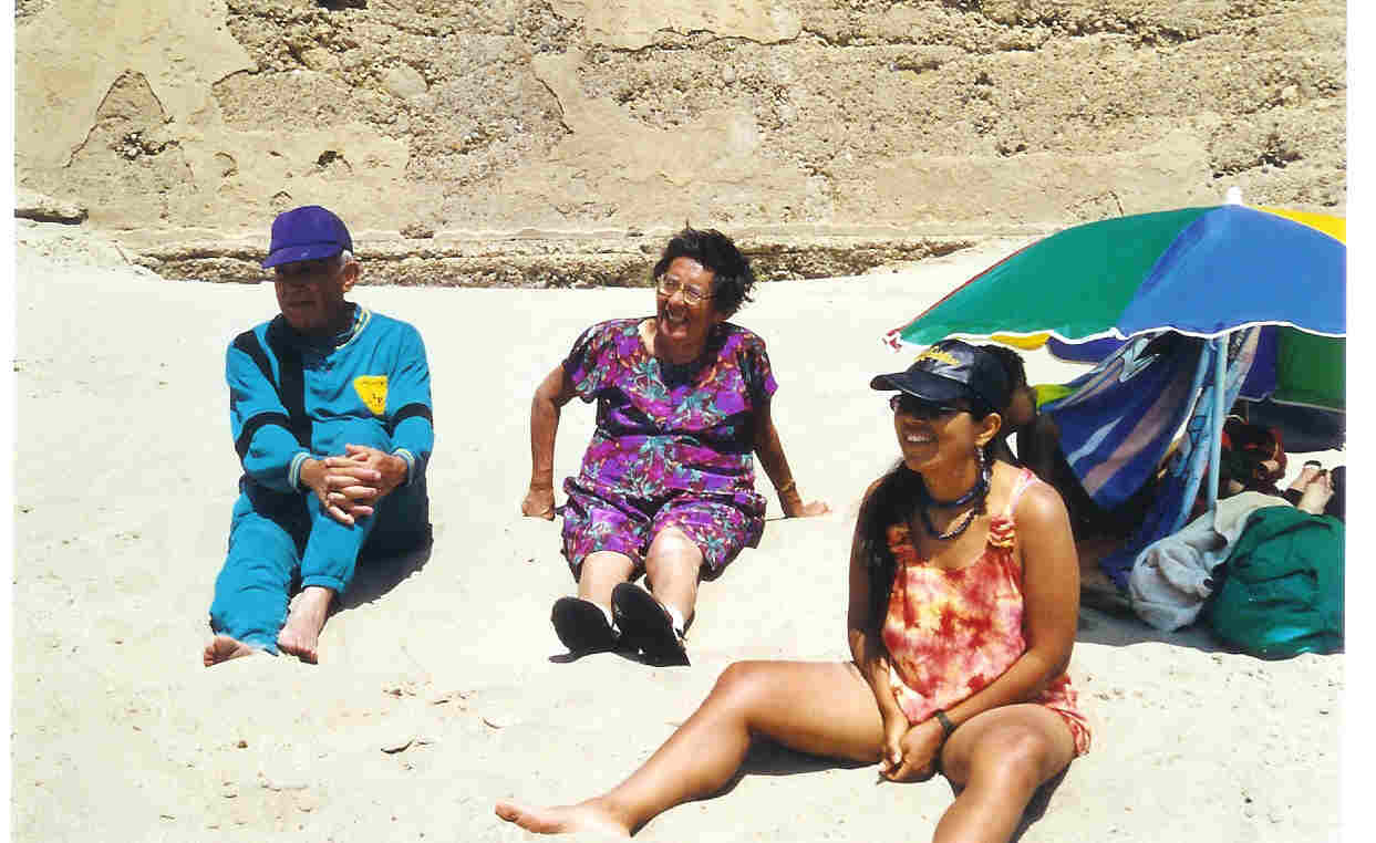 Lorenzo con sobrina Rosa y Ana en Mancora en el 2000